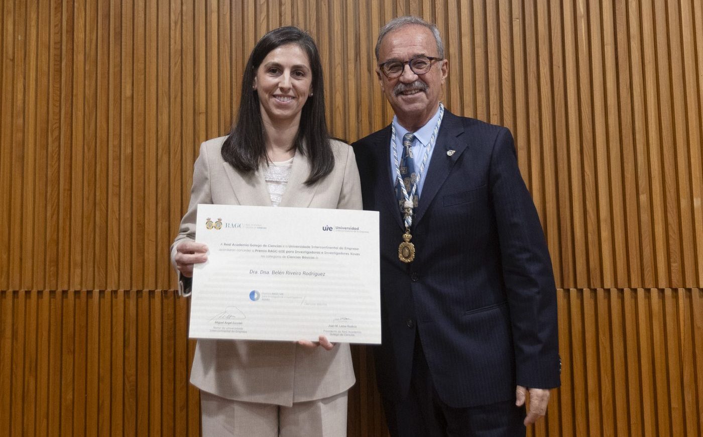 Belén Riveiro tras recoller o premio de mans do presidente da RAGC, Juan Lema