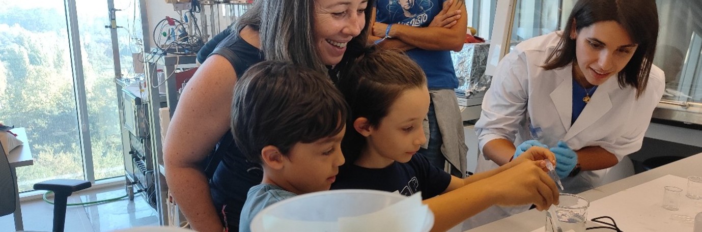 Nenos e nenas experimentando nun obradoiro de CINTECX